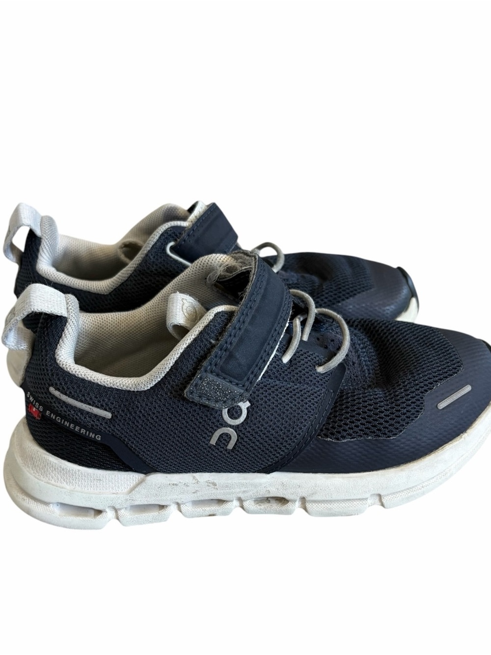 On Kids Lightweight Navy and White Sneaker with Easy-Fasten
Strap Size K11 - Picture 4 of 4